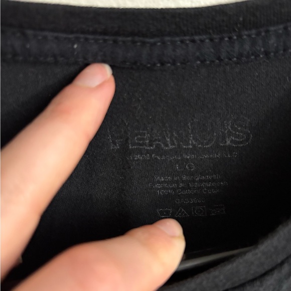 Peanuts Black Tee with Iconic Characters size large - Picture 3 of 4